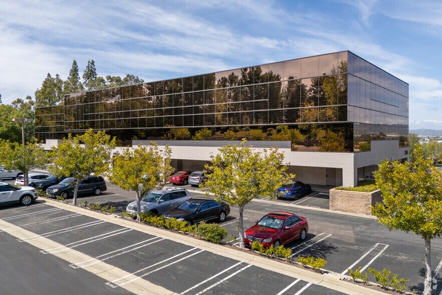23161 Mill Creek Dr, Laguna Hills, CA à louer - Photo de l’immeuble – Image 1 sur 7