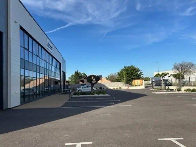 Local d’activités dans Miramas à louer - Photo de l’immeuble – Image 2 sur 3