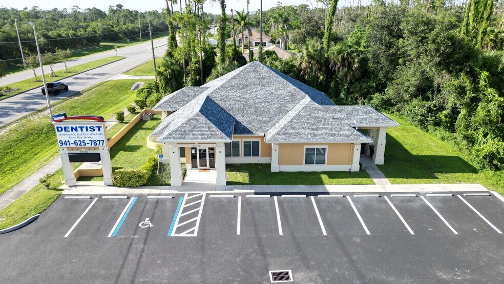 17178 Toledo Blade Blvd, Port Charlotte, FL à vendre - Photo de l’immeuble – Image 1 sur 4