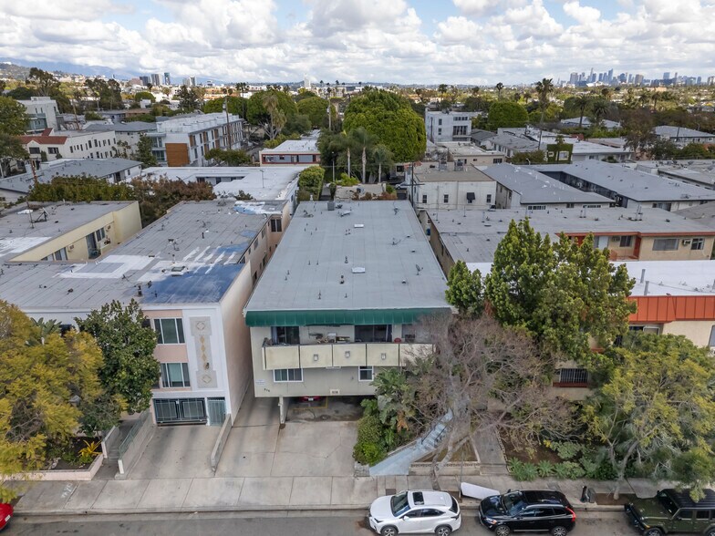 936 N Orange Grove Ave, West Hollywood, CA à vendre - Photo de l’immeuble – Image 2 sur 13