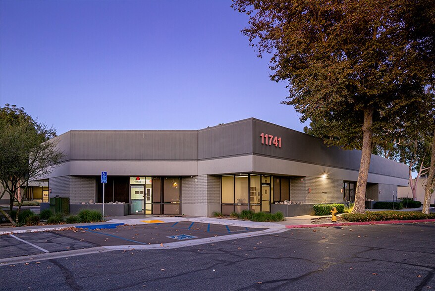 11741 Telegraph Rd, Santa Fe Springs, CA à vendre - Photo principale – Image 1 sur 10