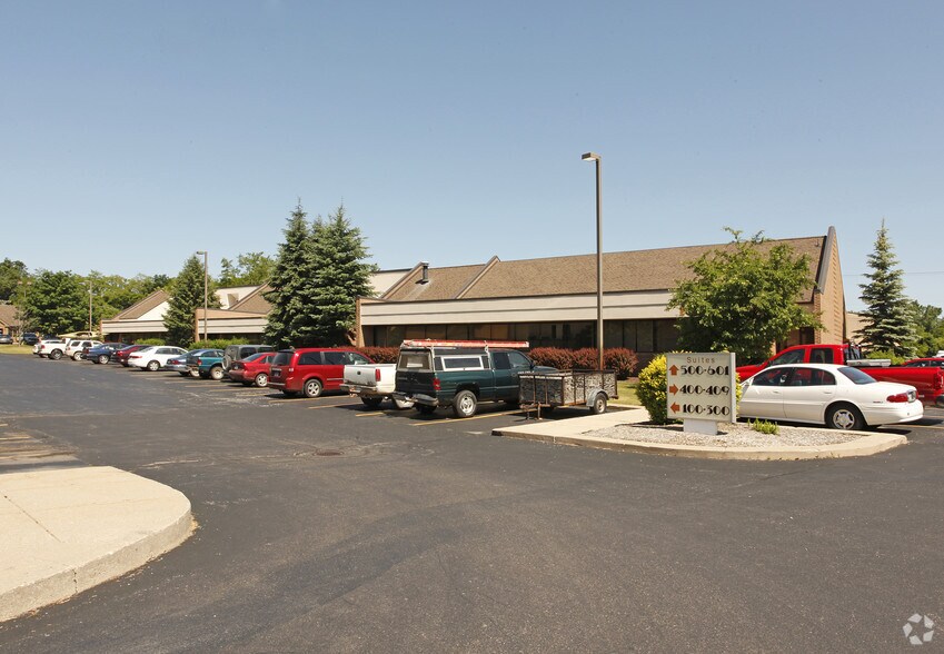 10315 E Grand River Ave, Brighton, MI à louer - Photo principale – Image 2 sur 3
