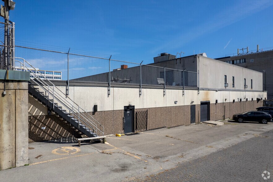 2325 Rue Dandurand, Montréal, QC à louer - Photo de l’immeuble – Image 3 sur 22