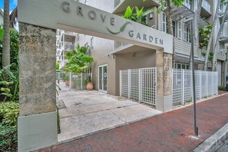 3225 Franklin Ave, Miami, FL à louer Photo de l’immeuble– Image 2 sur 26