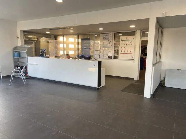 Local d'activités dans Châteauneuf-en-Thymerais à vendre - Photo de l’immeuble – Image 3 sur 6