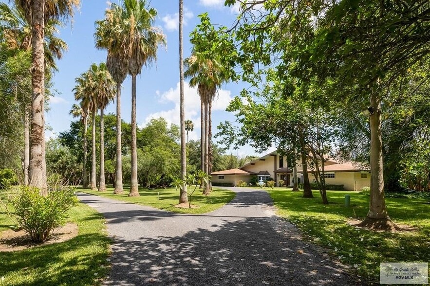 1 Frost Ln, San Benito, TX à vendre - Photo de l’immeuble – Image 2 sur 43