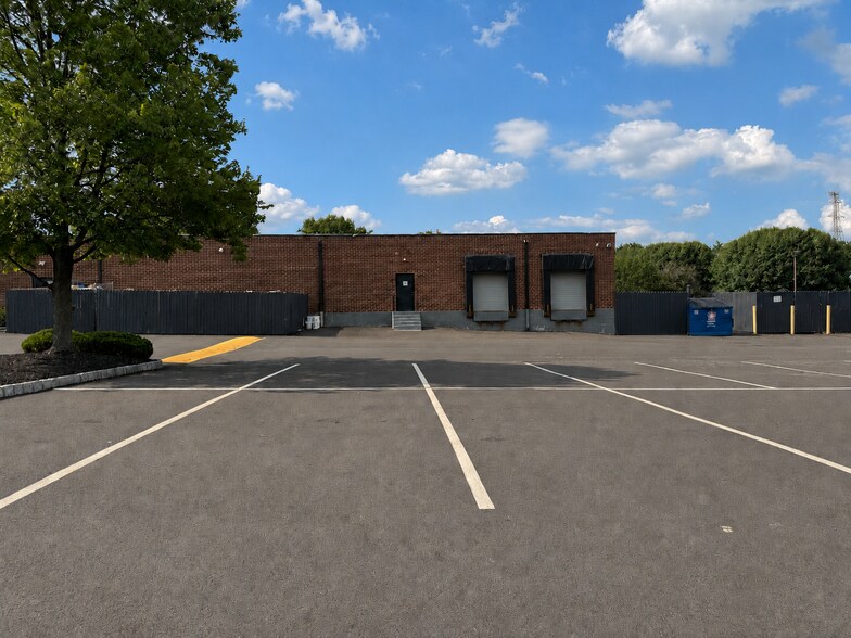 101 Friends Ln, Newtown, PA à louer - Photo de l’immeuble – Image 3 sur 18