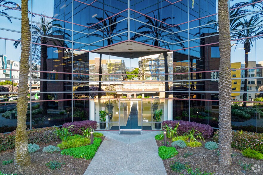 6425 Christie Ave, Emeryville, CA à louer - Photo de l’immeuble – Image 3 sur 7