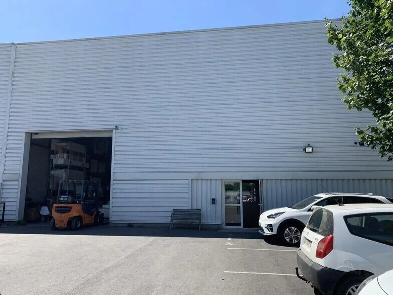 Local d’activités dans Morangis à louer - Photo de l’immeuble – Image 1 sur 10