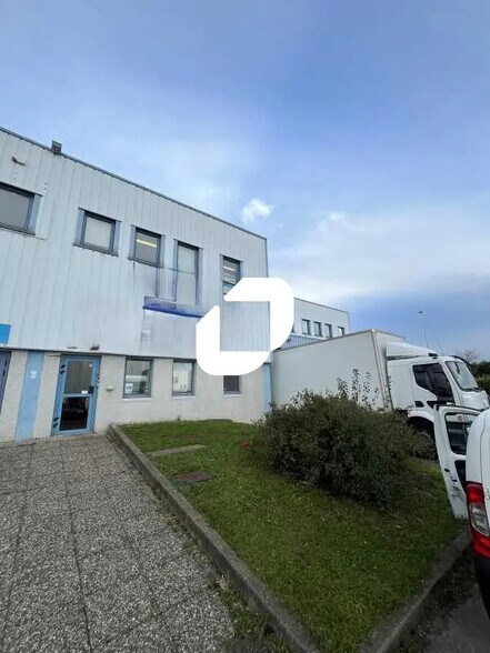 66 Avenue Des Freres Montgolfier, Genas à louer - Photo de l’immeuble – Image 3 sur 21