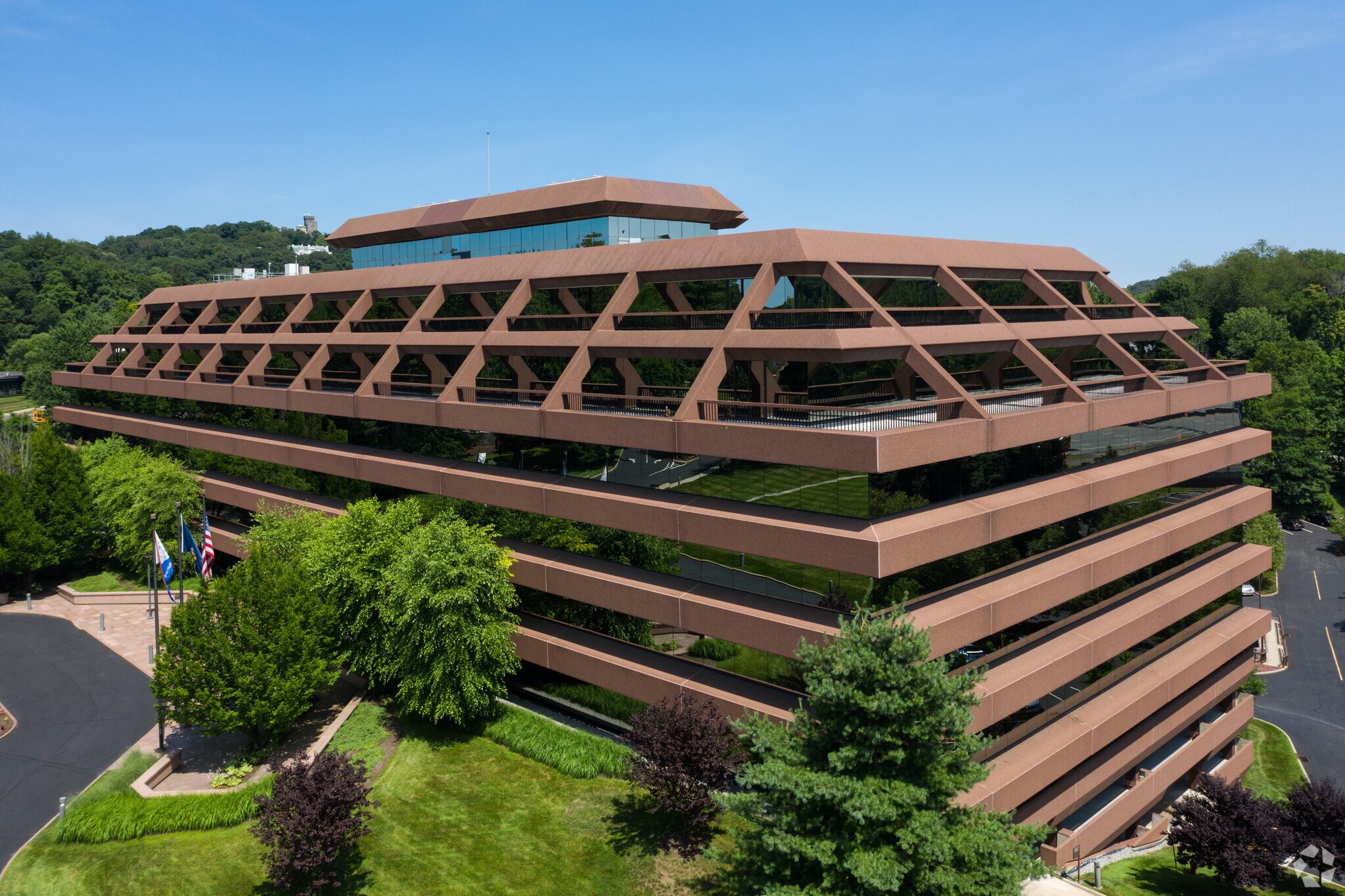 120 White Plains Rd, Tarrytown, NY à louer Photo de l’immeuble– Image 1 sur 14