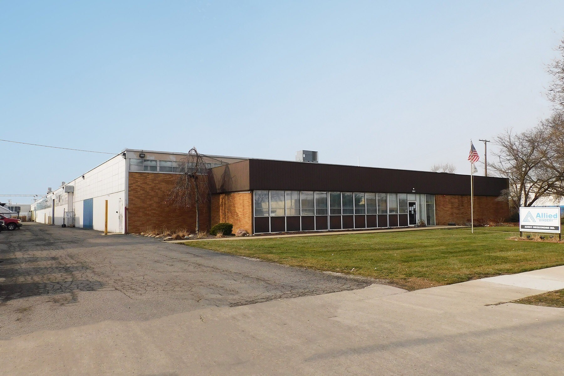 32501 Dequindre Rd, Madison Heights, MI à louer Photo de l’immeuble– Image 1 sur 2