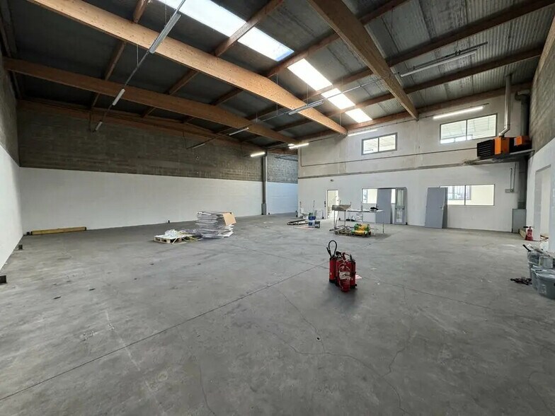 Local d’activités dans Émerainville à louer - Photo intérieure – Image 2 sur 11