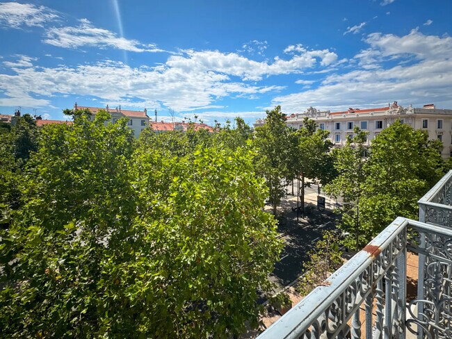 Plus de détails pour 3 Place Général De Gaulle, Antibes - Bureau à louer