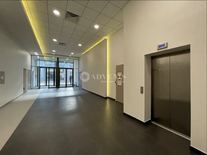 Local d’activités dans Bagneux à louer - Photo de l’immeuble – Image 3 sur 9