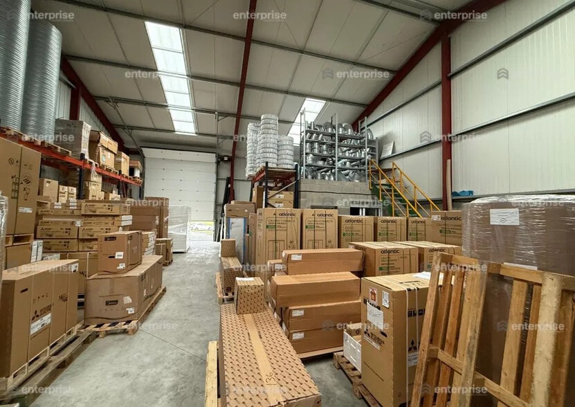 Local d’activités dans Villers-Bocage à louer - Photo de l’immeuble – Image 1 sur 2