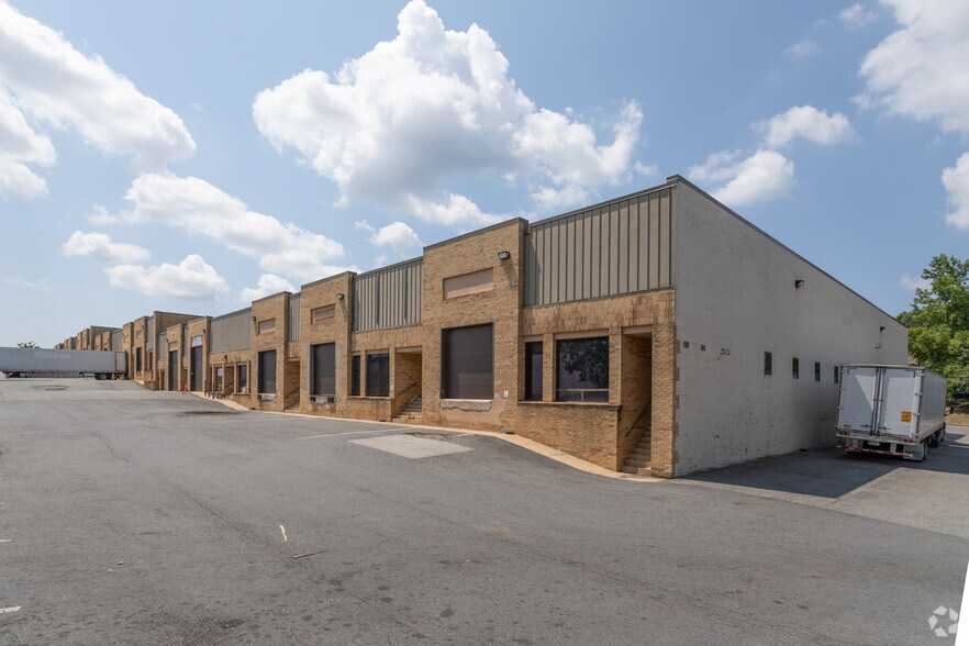 7520-7522 Fullerton Rd, Springfield, VA à louer - Photo de l’immeuble – Image 2 sur 8