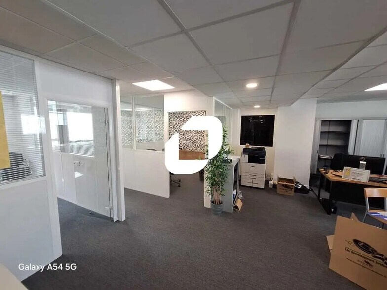 Local d’activités dans Issy-les-Moulineaux à louer - Photo de l’immeuble – Image 3 sur 6