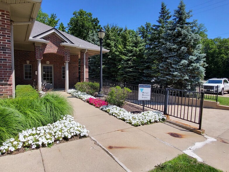 43650 Garfield Rd, Clinton Township, MI à louer - Photo de l’immeuble – Image 2 sur 16