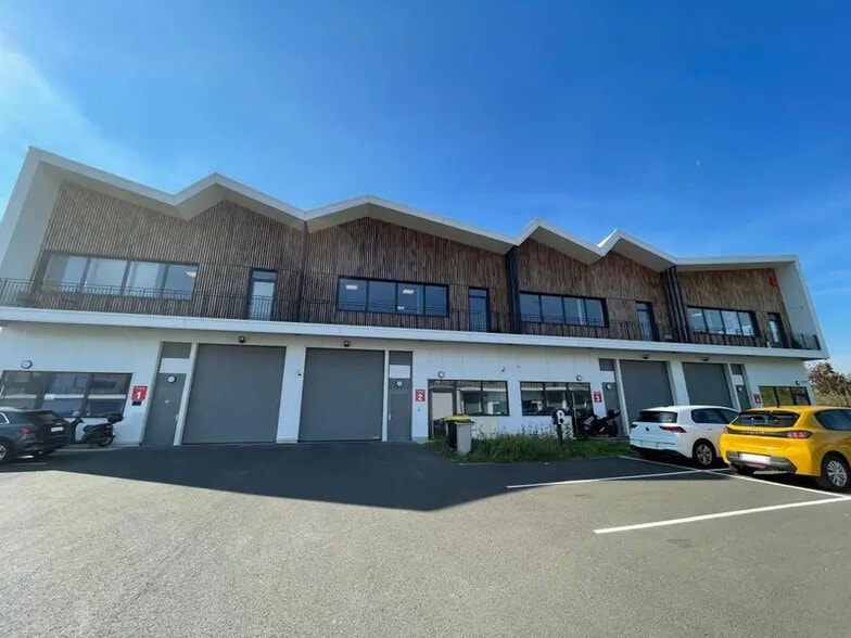 Industriel/Logistique dans Montmagny à vendre - Photo de l’immeuble – Image 2 sur 5
