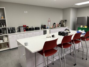 6155 E Paris Ave SE, Caledonia, MI à louer Photo de l’immeuble– Image 1 sur 4