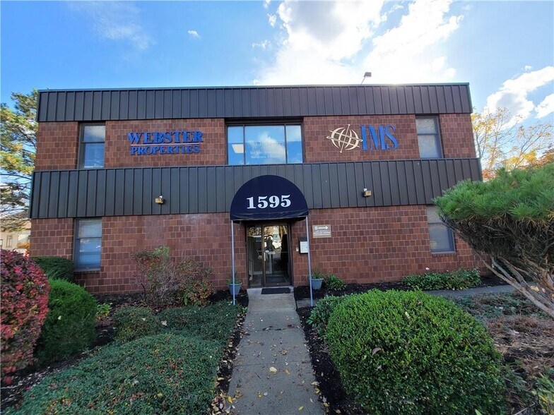 1595 Elmwood Ave, Rochester, NY à louer - Photo de l’immeuble – Image 3 sur 11