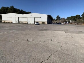 Local d’activités dans Bouc-Bel-Air à louer Photo de l’immeuble– Image 2 sur 5