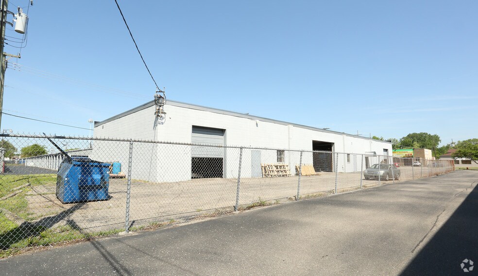 32433 8 Mile Rd, Livonia, MI à louer - Photo de l’immeuble – Image 2 sur 3