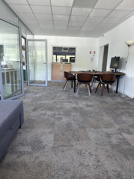 564 Avenue Des Rosiers, La Ciotat à louer - Photo de l’immeuble – Image 3 sur 4