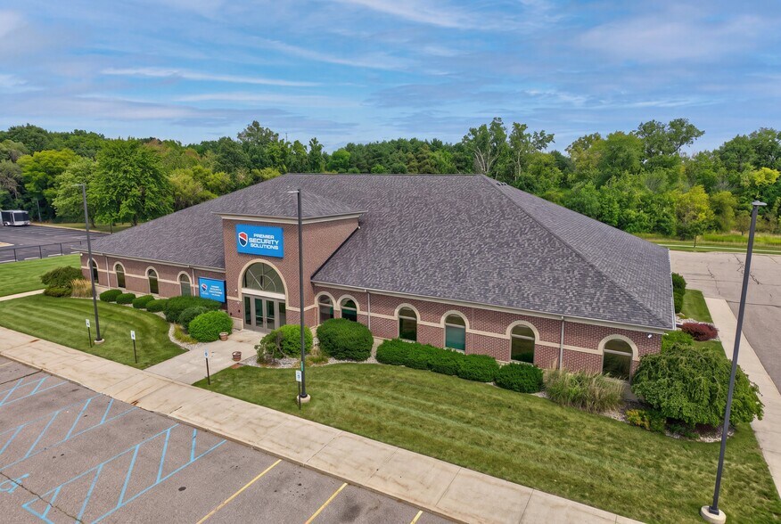 2305 S Center Rd, Burton, MI à vendre - Photo de l’immeuble – Image 2 sur 59