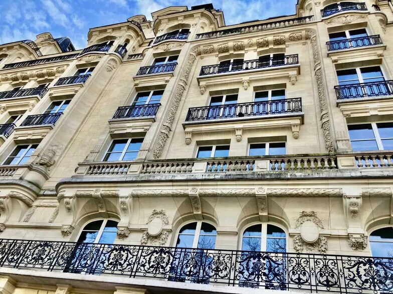 119-121 Avenue Des Champs Elysées, Paris à louer - Photo de l’immeuble – Image 1 sur 9