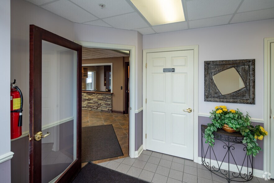4205 Charlar Dr, Holt, MI à vendre - Hall d’entrée – Image 2 sur 54