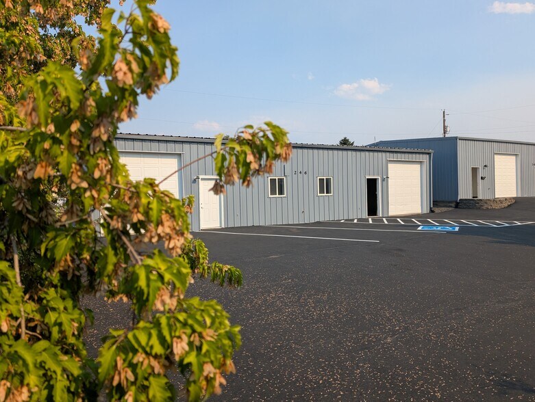 246 SE Franklin, Redmond, OR à louer - Photo de l’immeuble – Image 3 sur 13