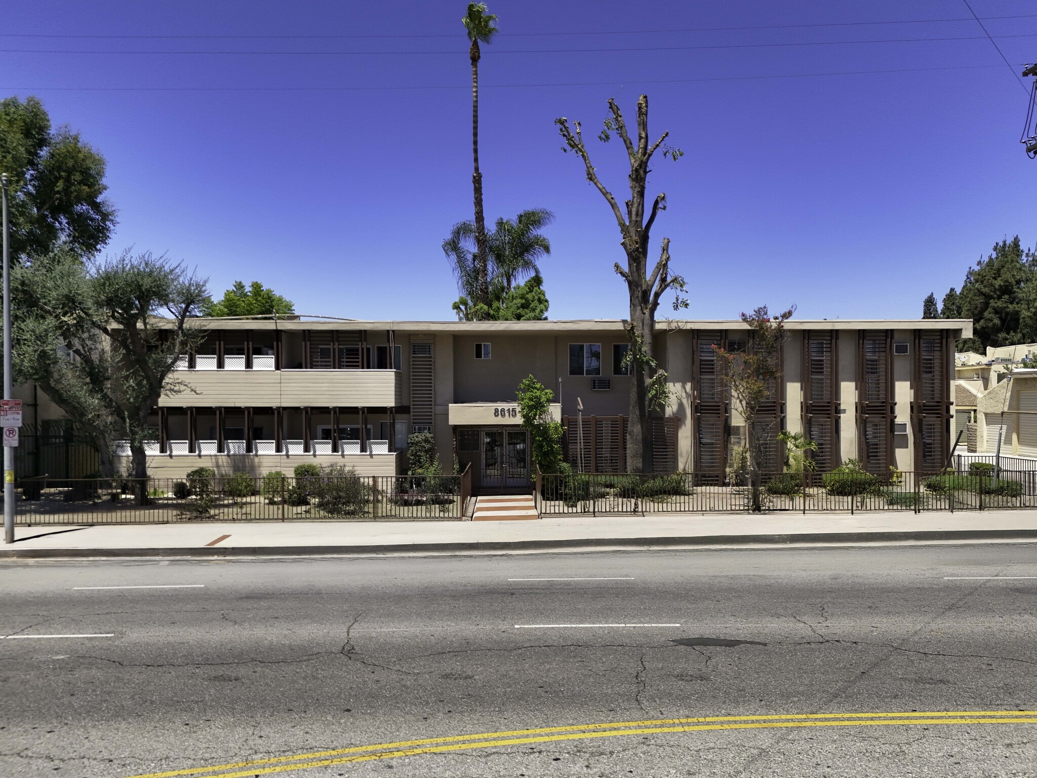 8615 Balboa Blvd, Northridge, CA à vendre Photo de l’immeuble– Image 1 sur 34