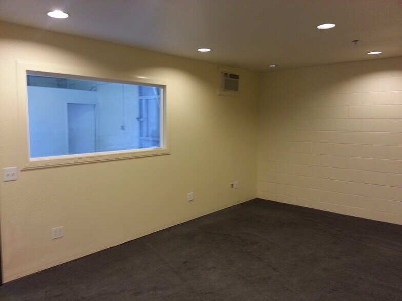 1102 Arroyo St, San Fernando, CA à louer - Photo intérieure – Image 2 sur 6