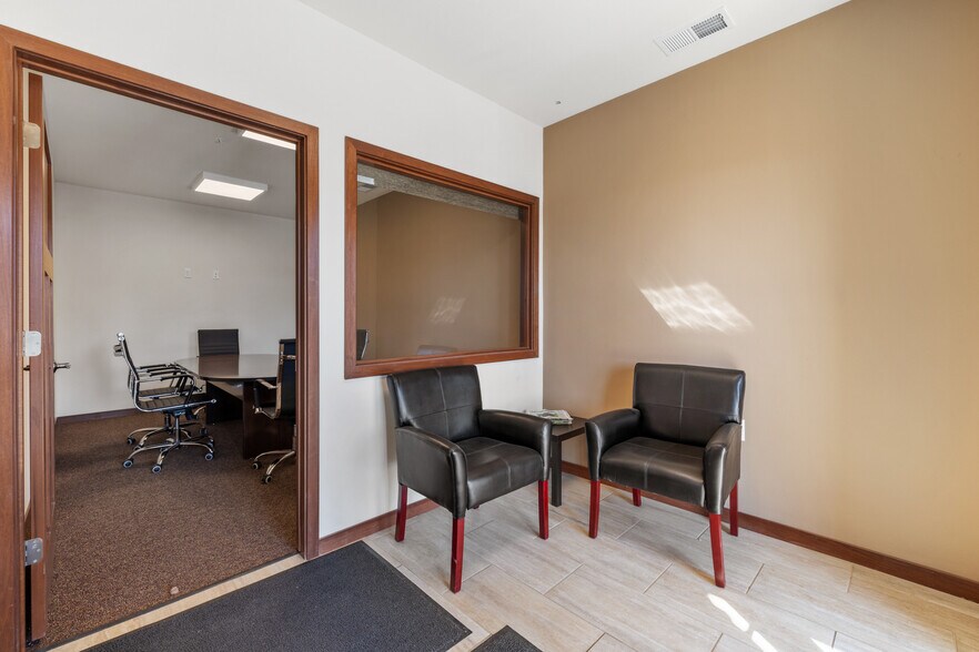 122 Wisconsin St, West Bend, WI à louer - Hall d’entrée – Image 3 sur 24