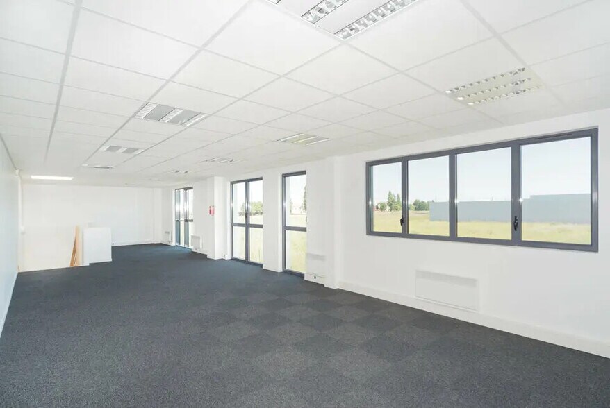 Local d'activités dans Lieusaint à vendre - Photo de l’immeuble – Image 2 sur 4