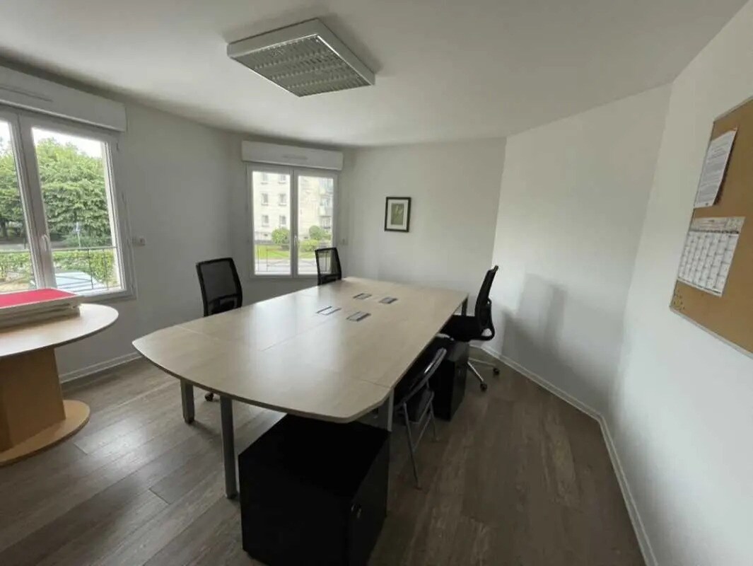 Bureau dans Compiègne à louer Photo de l’immeuble– Image 1 sur 10