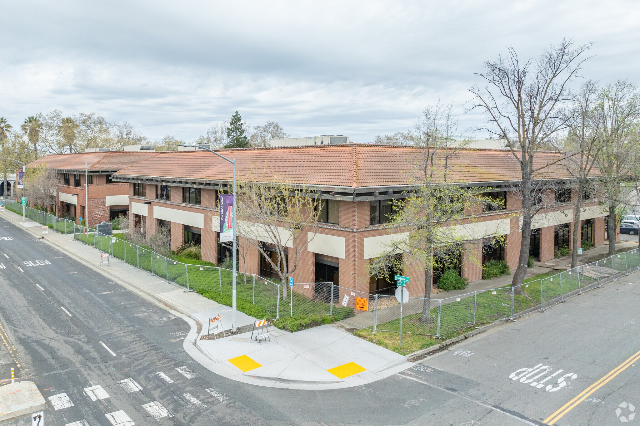 2201 Broadway, Sacramento, CA à louer Photo principale– Image 1 sur 13