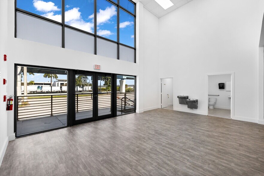 6960 NW 25th St, Miami, FL à louer - Photo intérieure – Image 2 sur 9