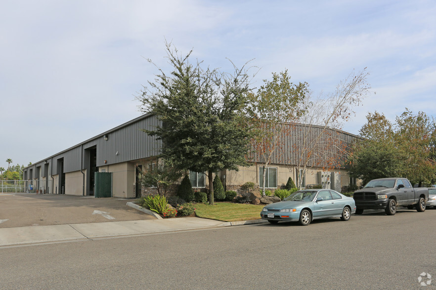 4965 E Pontiac Way, Fresno, CA à louer - Photo de l’immeuble – Image 3 sur 9