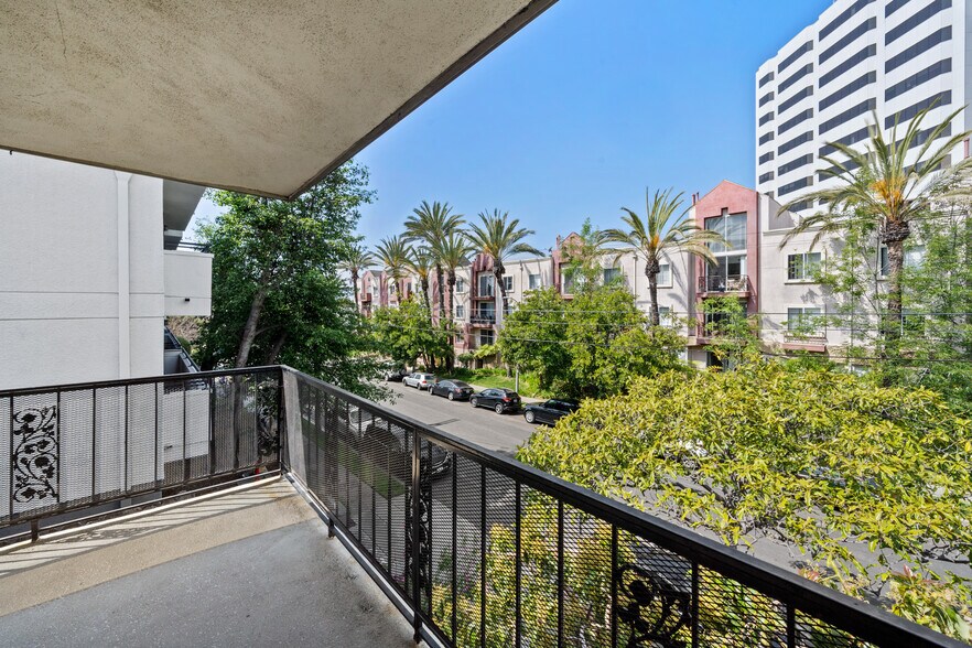 1236 McClellan Dr, Los Angeles, CA à vendre - Photo de l’immeuble – Image 2 sur 12