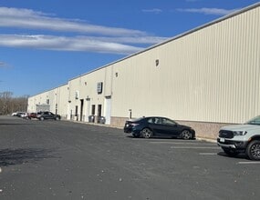 230 Industrial Dr, Fredericksburg, VA à louer Photo de l’immeuble– Image 1 sur 3