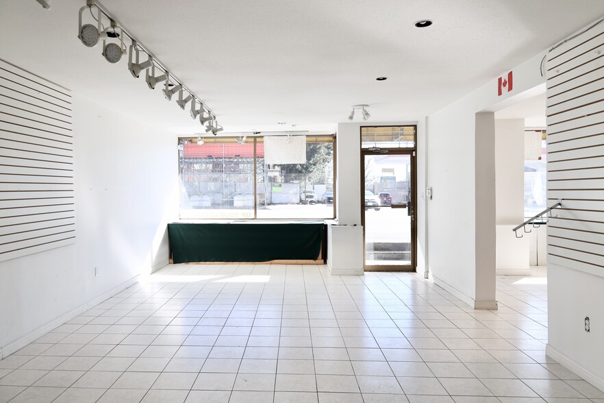 3525-3539 E Hastings St, Vancouver, BC à louer - Photo de l’immeuble – Image 3 sur 9