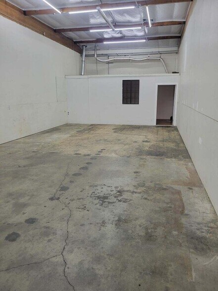 15406 Cabrito Rd, Van Nuys, CA à louer - Photo de l’immeuble – Image 2 sur 3