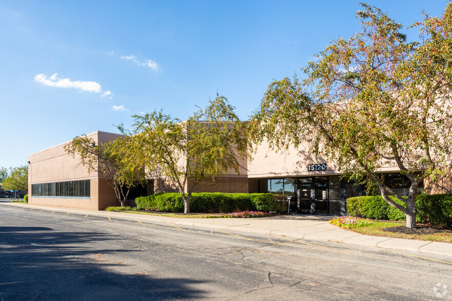 15120 N Commerce Dr N, Dearborn, MI à louer - Photo de l’immeuble – Image 1 sur 6