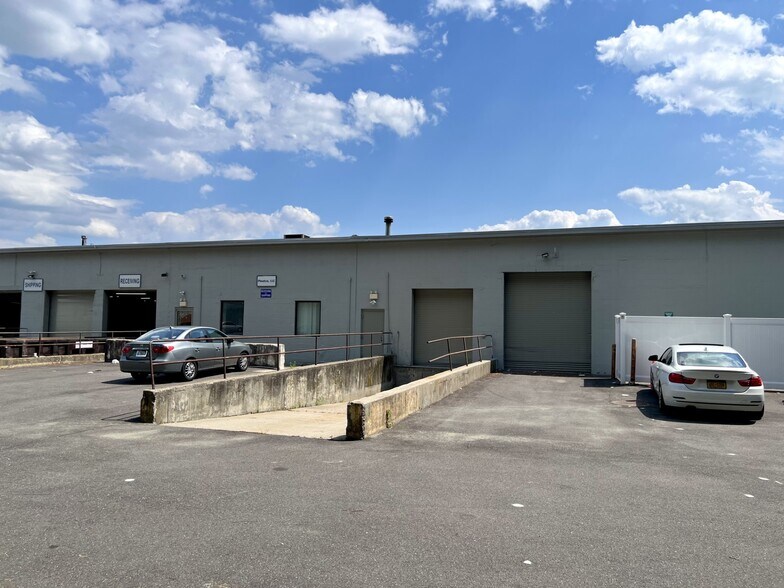 18-38 Garvies Point Rd, Glen Cove, NY à louer - Photo de l’immeuble – Image 3 sur 10