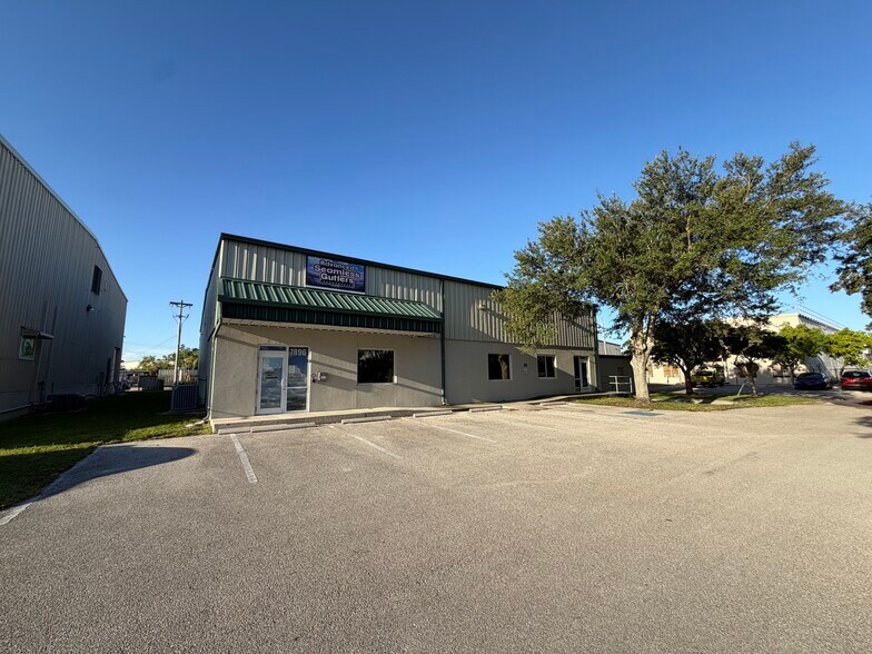 7896 Interstate Ct, North Fort Myers, FL à vendre - Photo de l’immeuble – Image 2 sur 8