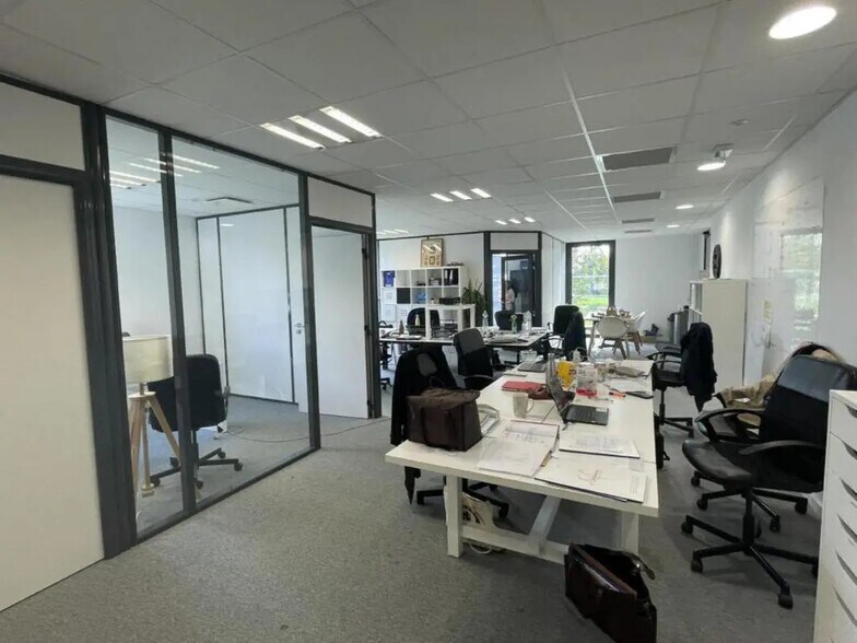 Bureau dans Saint-Grégoire à louer - Photo de l’immeuble – Image 3 sur 13