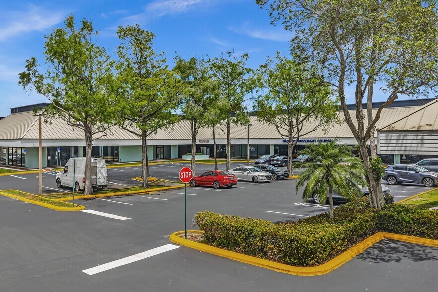 4412-4678 N University Dr, Lauderhill, FL à louer - Photo de l’immeuble – Image 2 sur 27